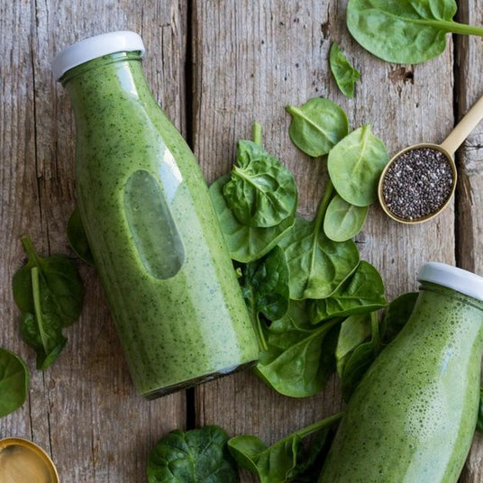 Groene smoothie met avocado, banaan en ananas