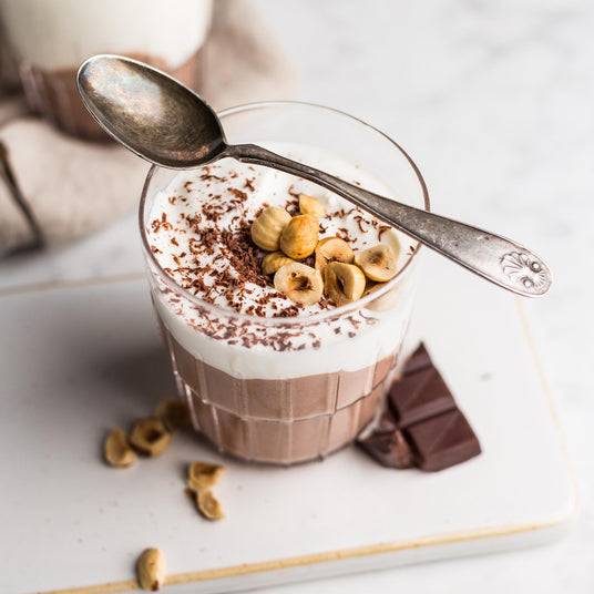 Toetje met cacao en hazelnoten