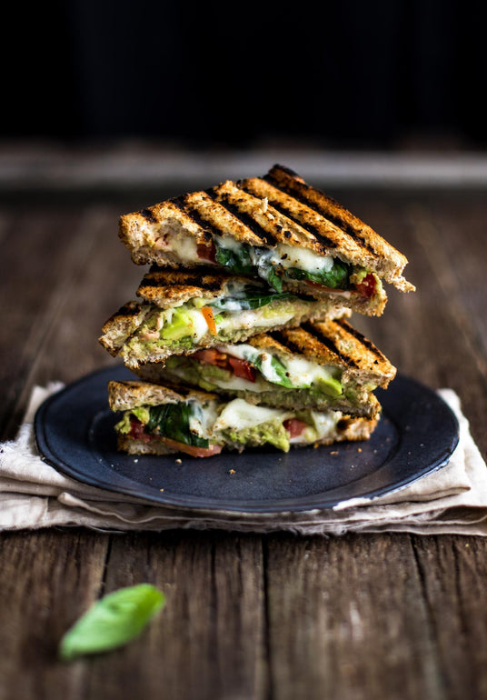 Toasts met avocado en tonijn