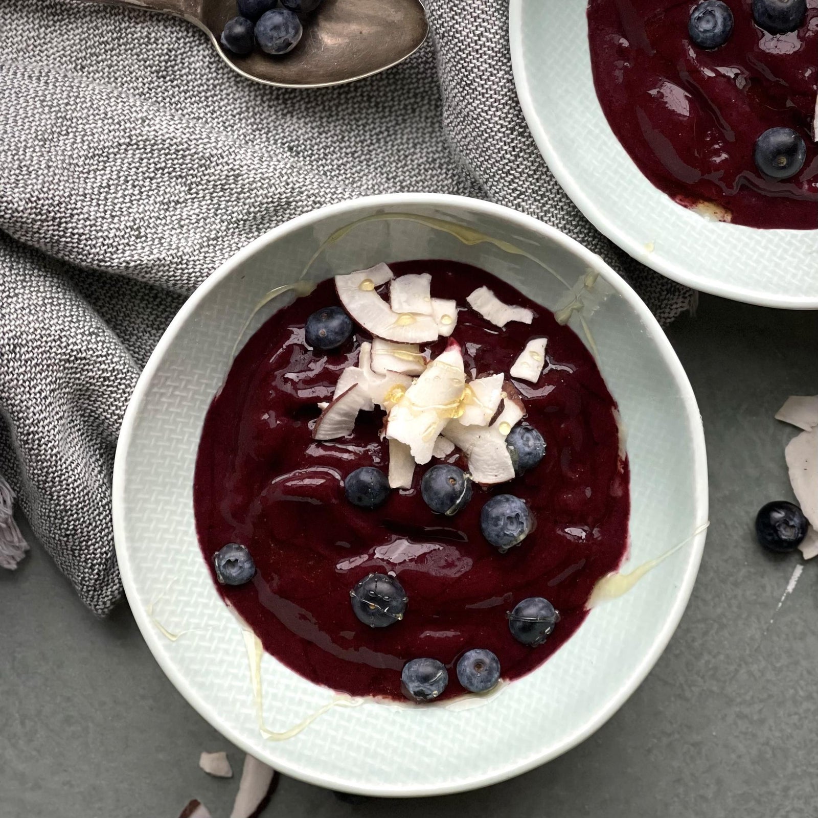 Banaan ijsje met acaï en bosbessen