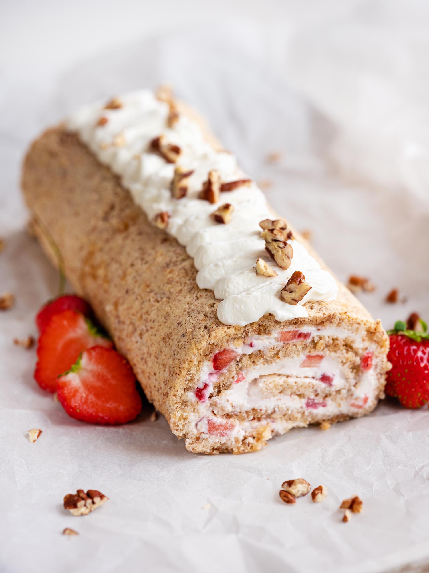 Glutenvrije biscuitrol met aardbeien en pecannoten