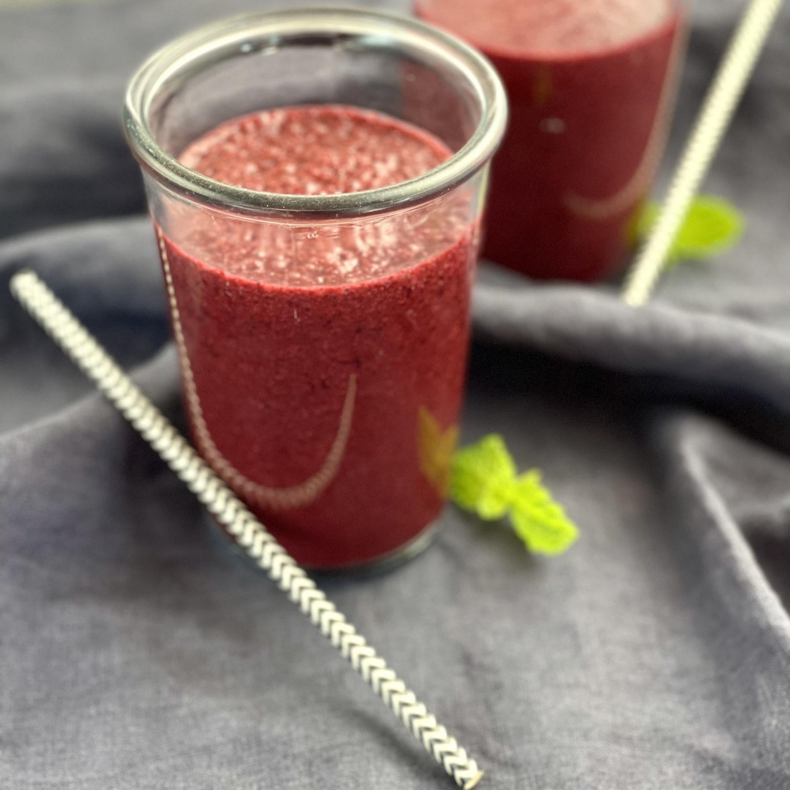 Bosbessen smoothie met appel en dadels