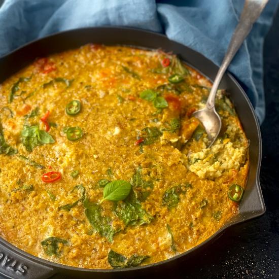 Bloemkoolschotel met kerriekruiden, mozzarella en chilli