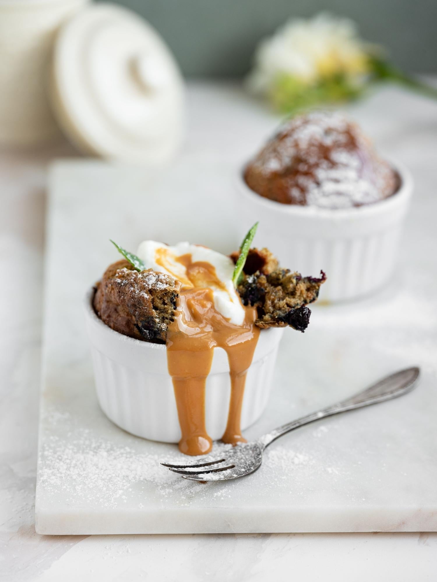 Bosbessen muffin in een kopje