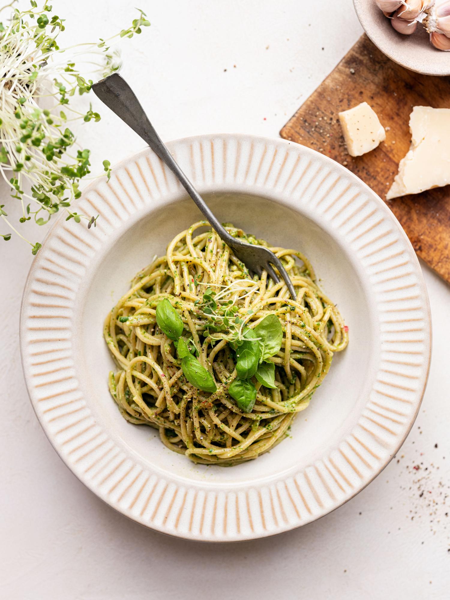 Volkoren spaghetti met pesto van geroosterde knoflook