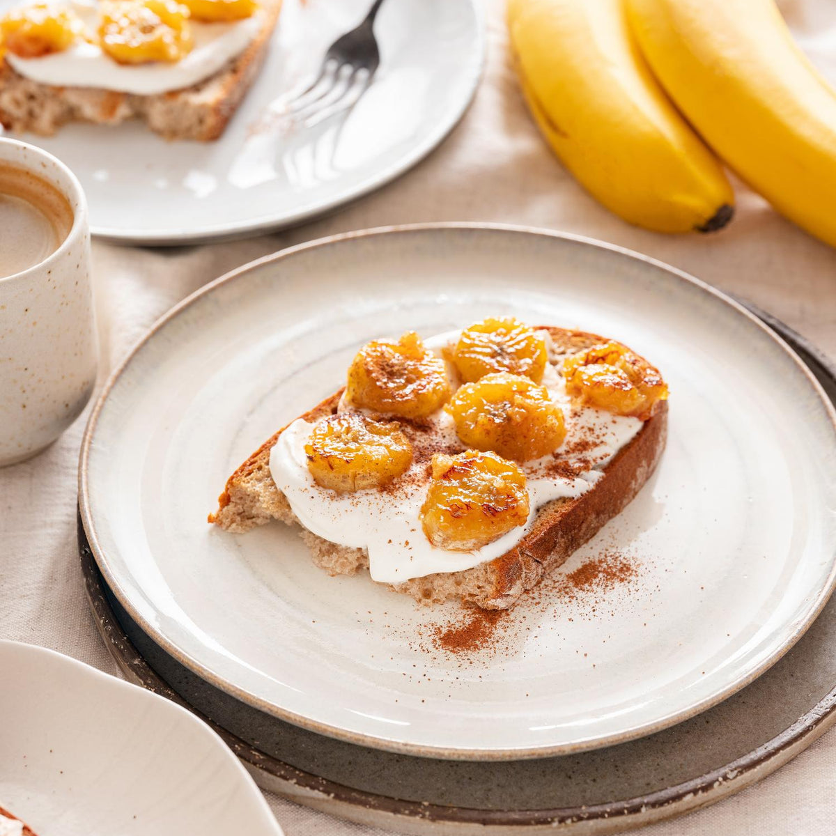 Brood met gekarameliseerde banaan en kwark