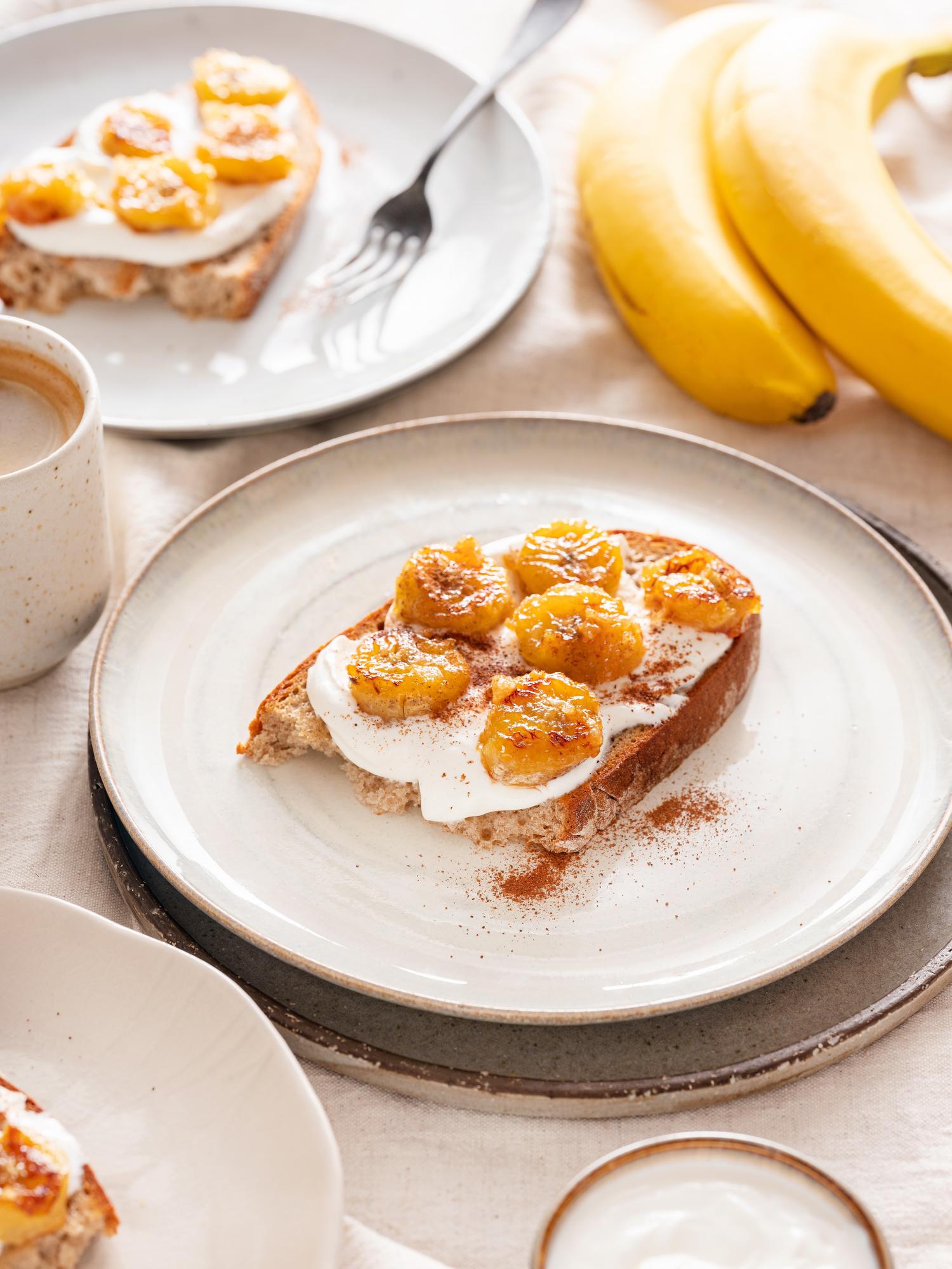 Brood met gekarameliseerde banaan en kwark