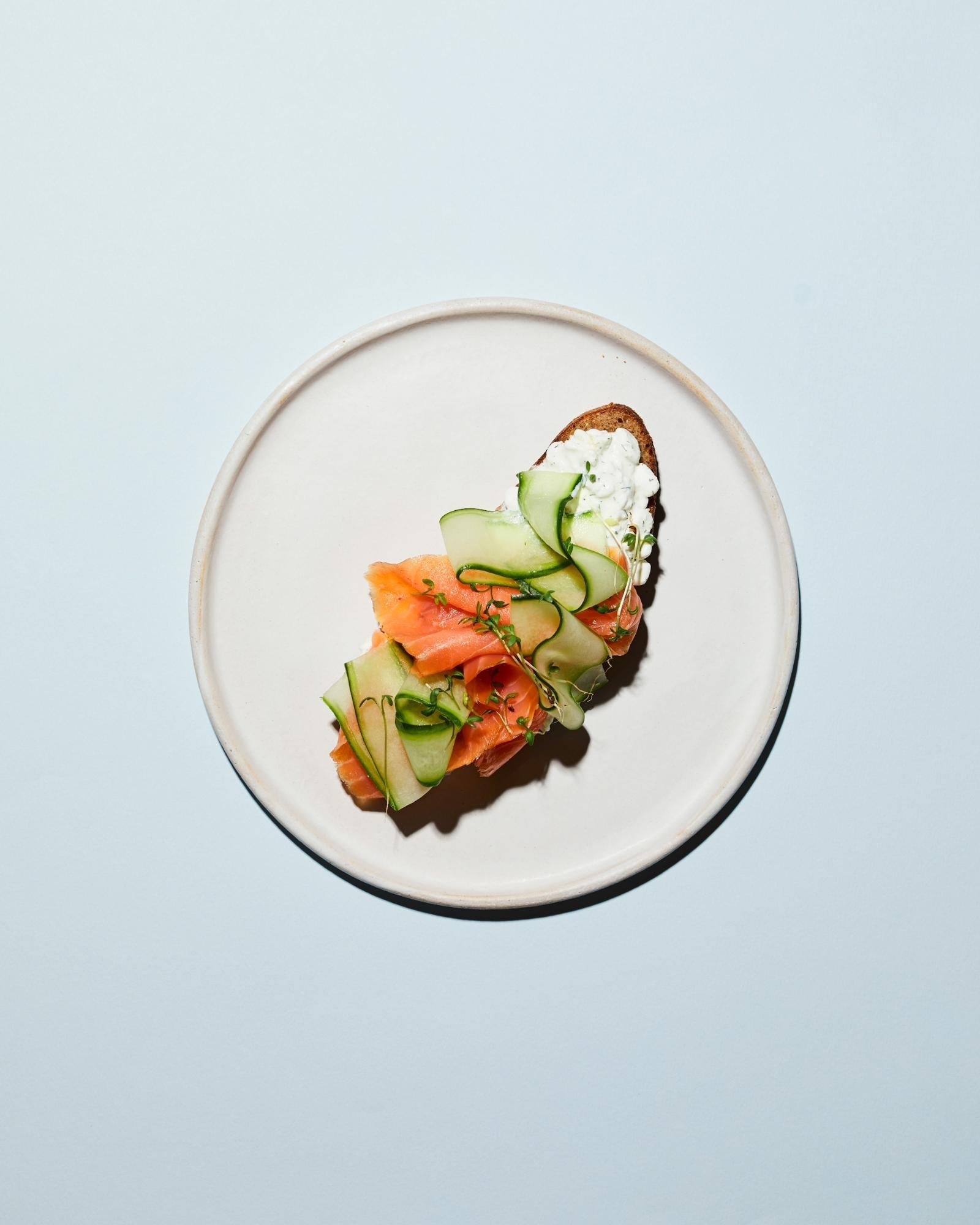 Brood met zalm en komkommer