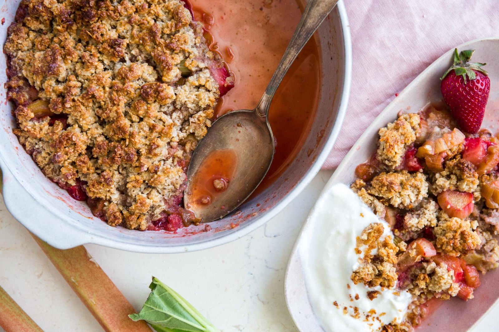 Crumble met rabarber met aardbeien