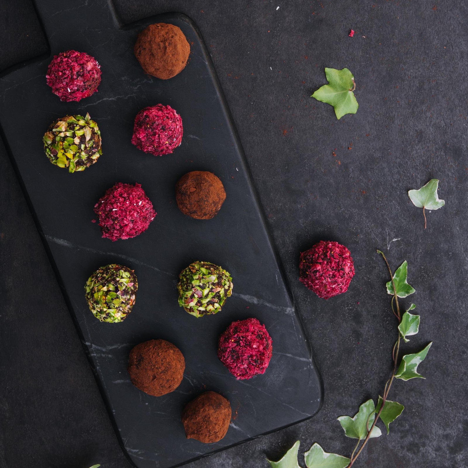 Dadelbollen met gevriesdroogde frambozen