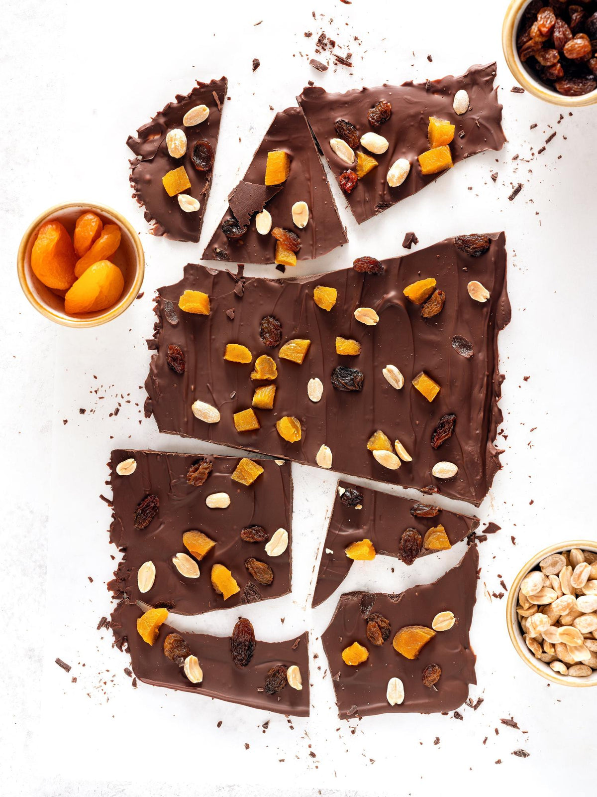 Zelfgemaakte chocolade met gedroogd fruit