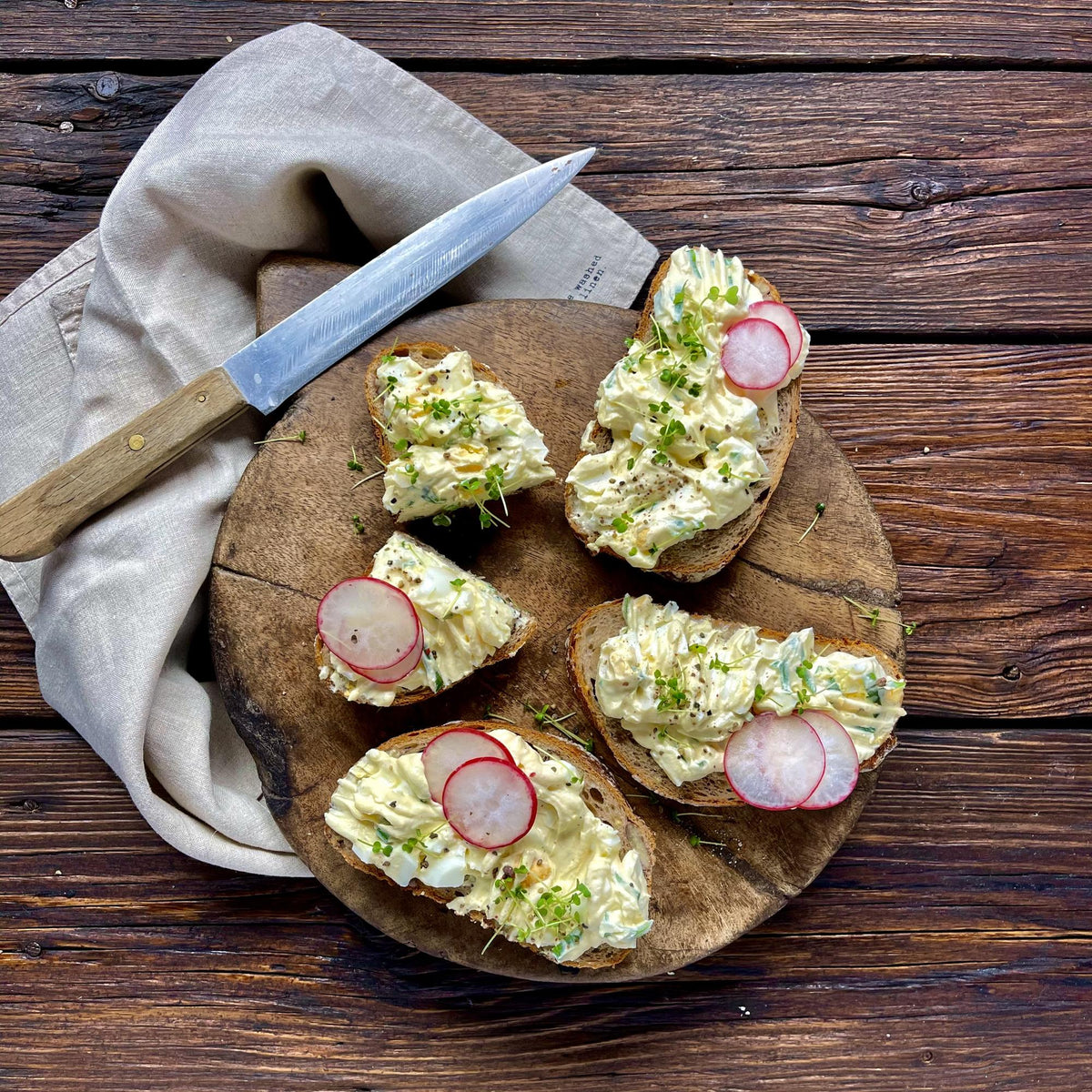 Eiersalade van zelfgemaakte roomkaas