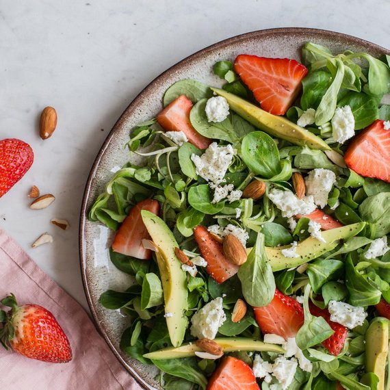 Frisse zomersalade met avocado en aardbeien