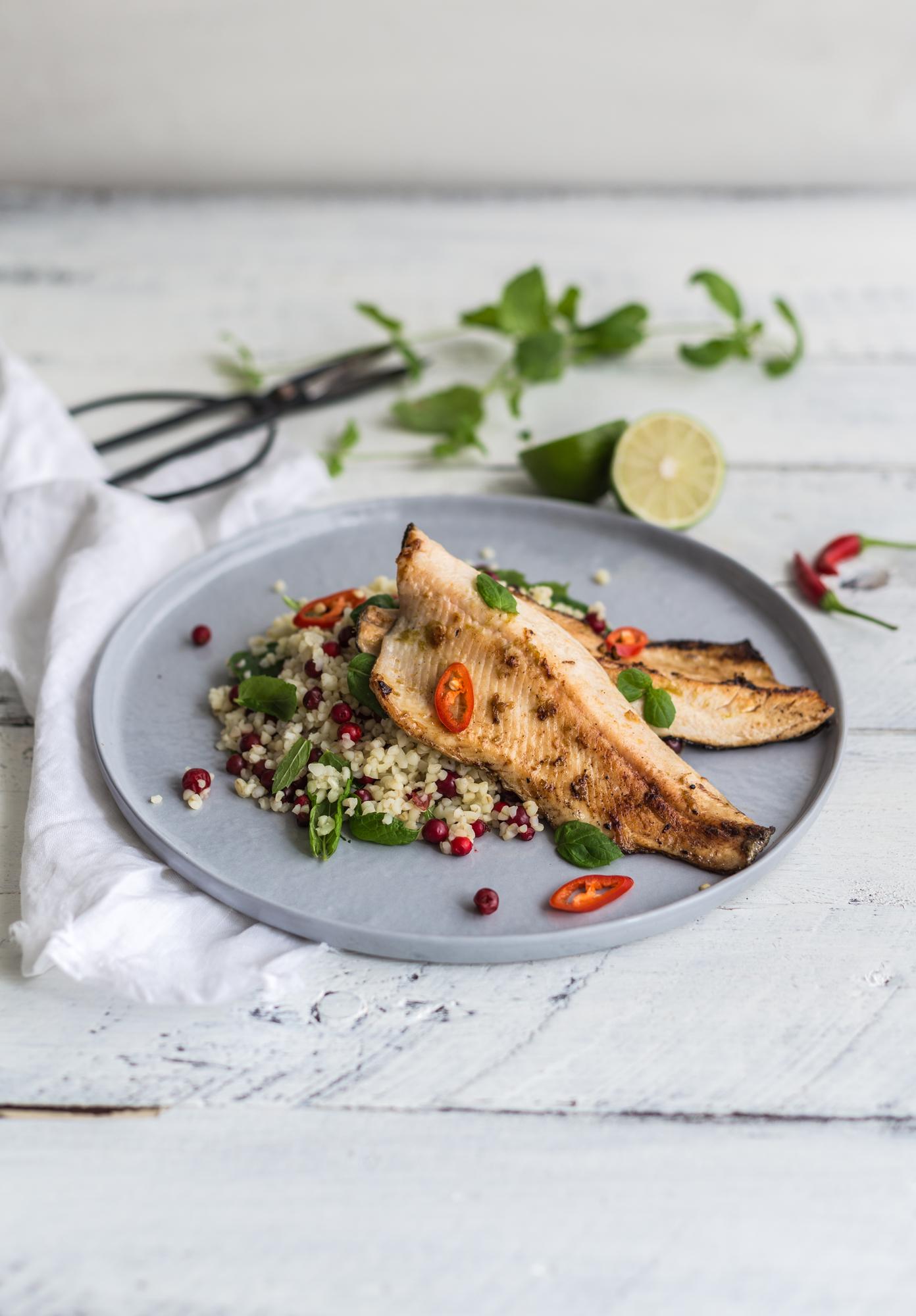 Forel met chili, limoen en warme bulgursalade