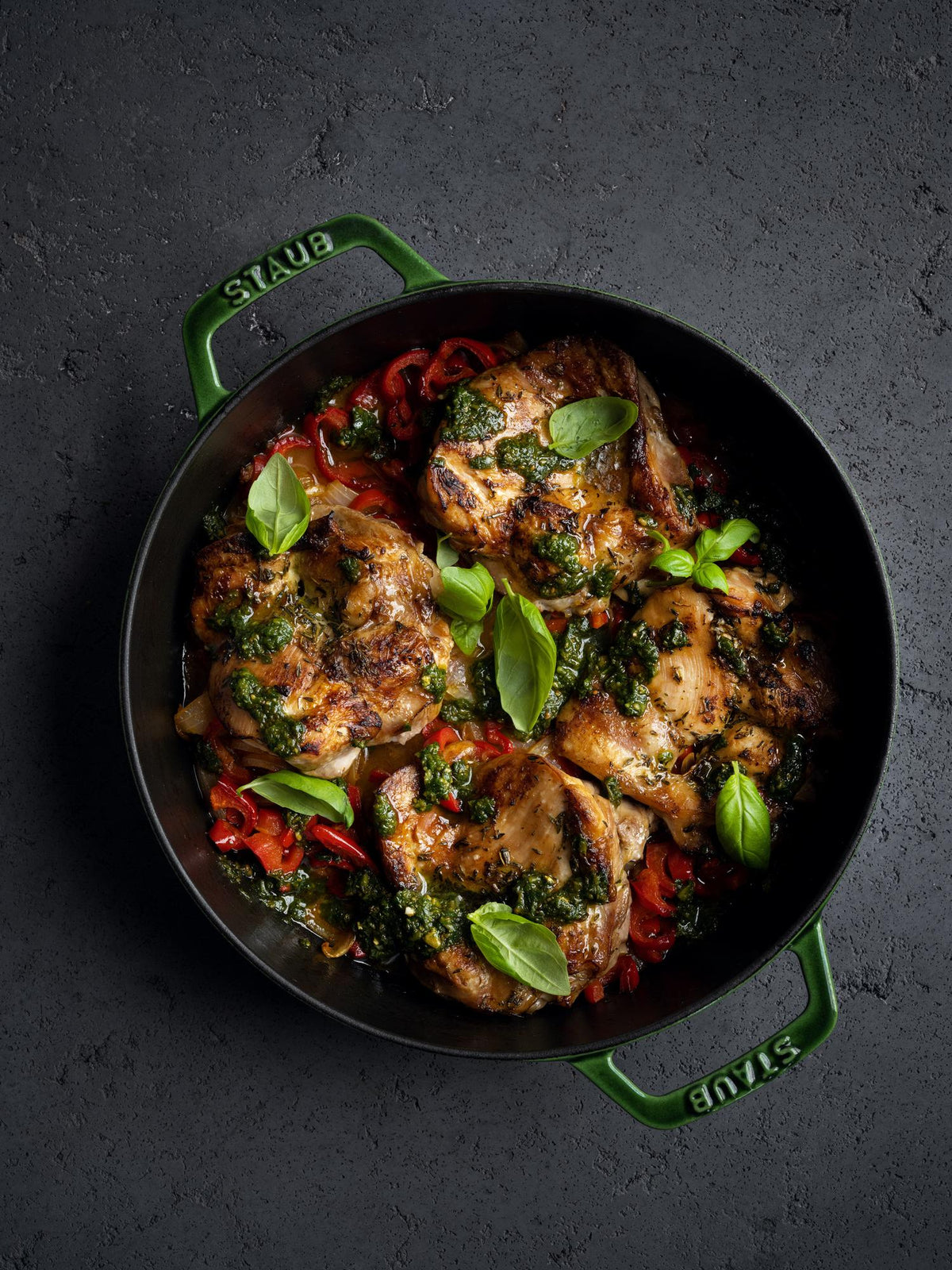 Gebakken kippendijen met rode paprika