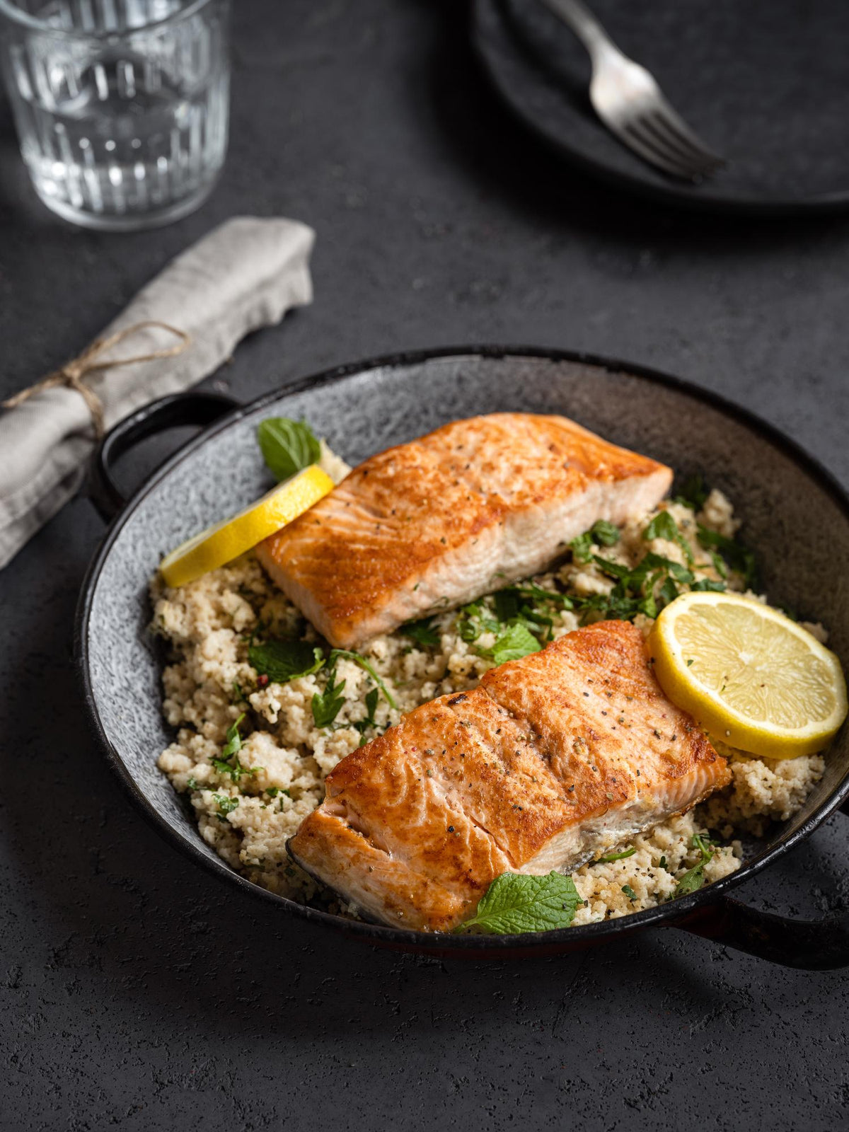 Gebakken zalm met kruidige volkoren couscous