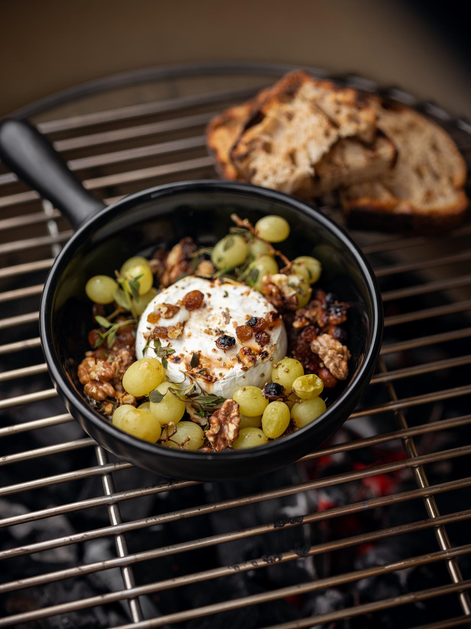 Gegrilde camembert met walnoten, rozijnen en druiven
