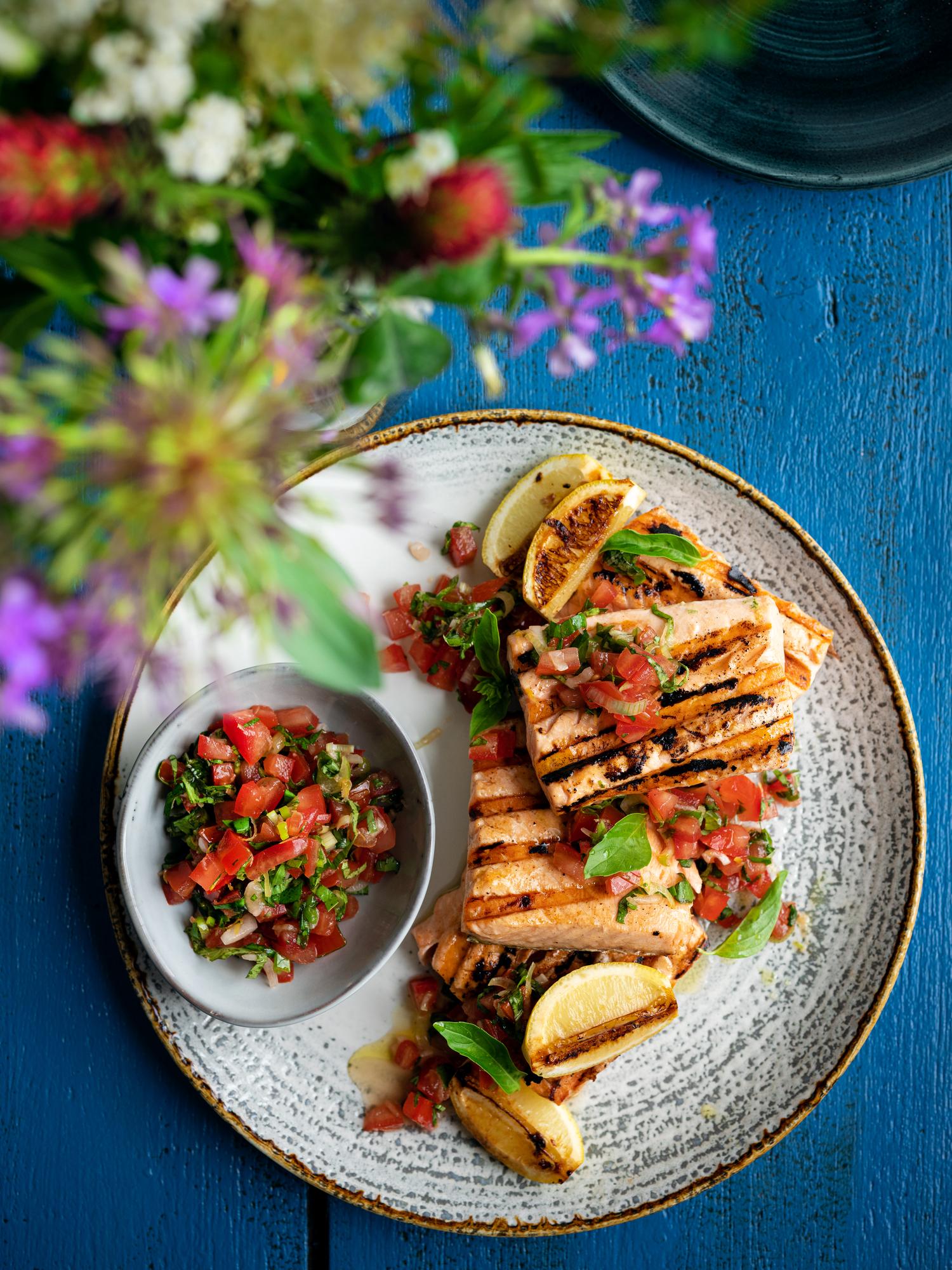 Gegrilde zalm met tomatensalade met basilicum