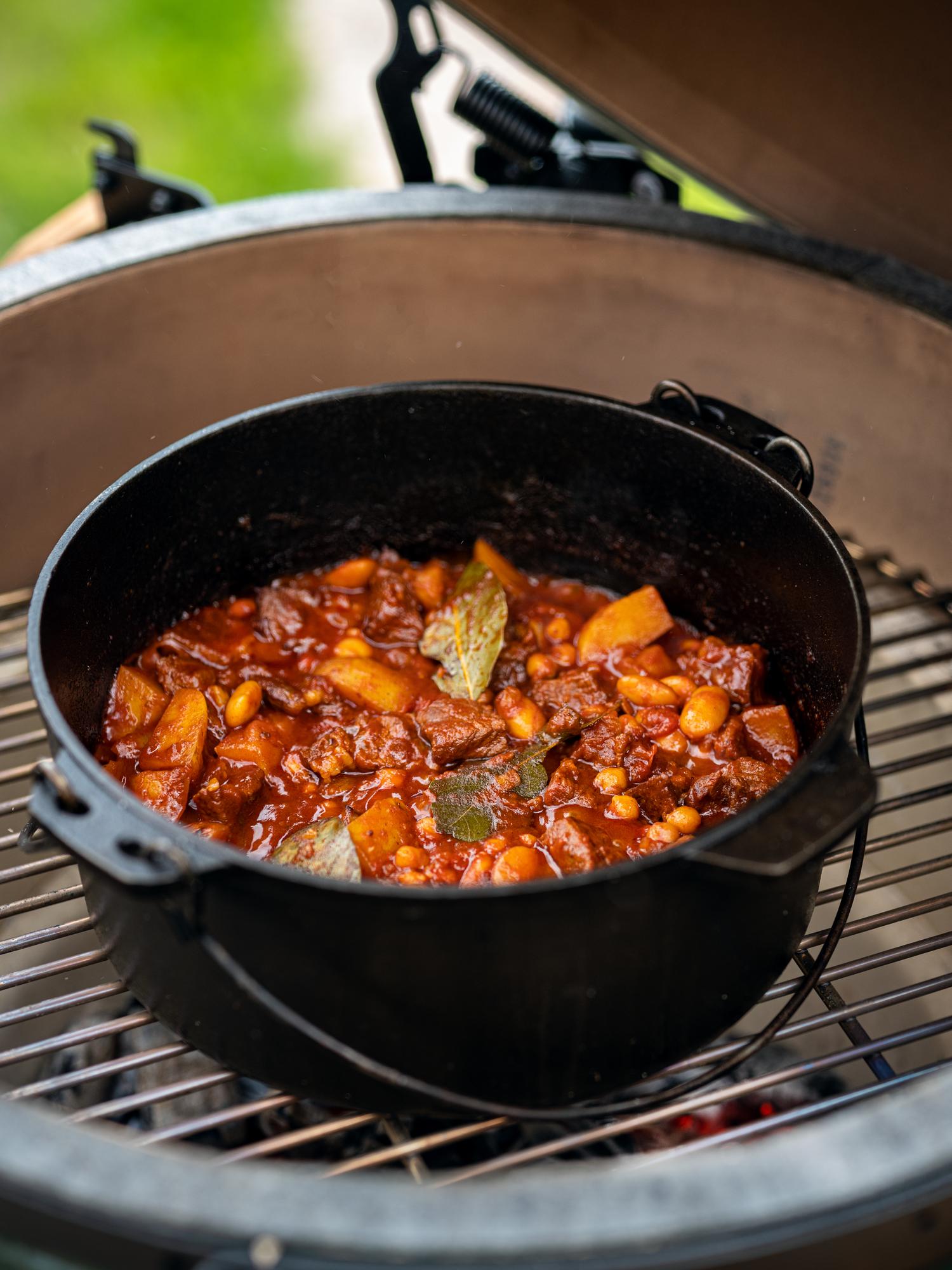 Gulasch op de grill met bonen, tomaten en aardappelen