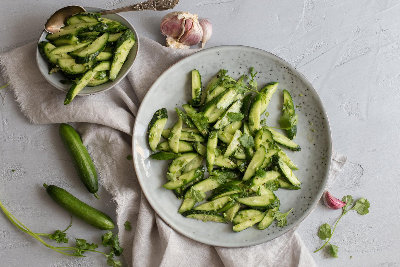 Komkommersalade bij de barbecue