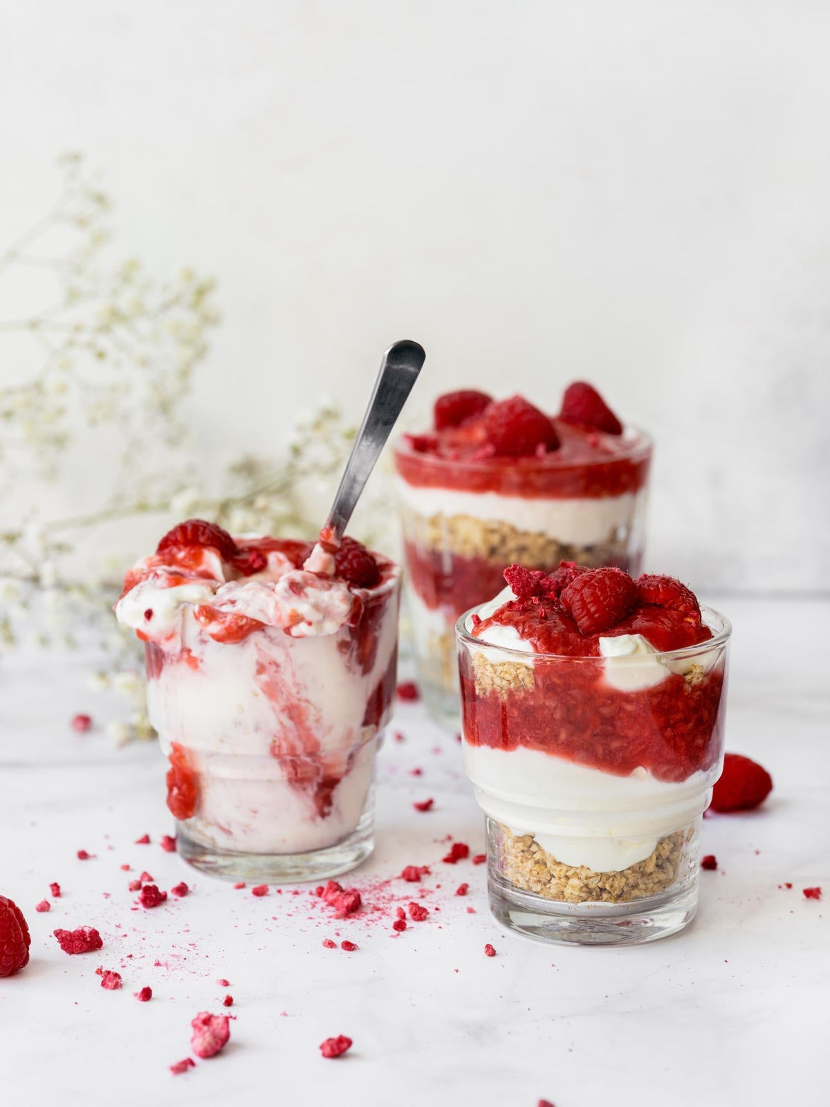 Dessert in een glaasje met frambozen