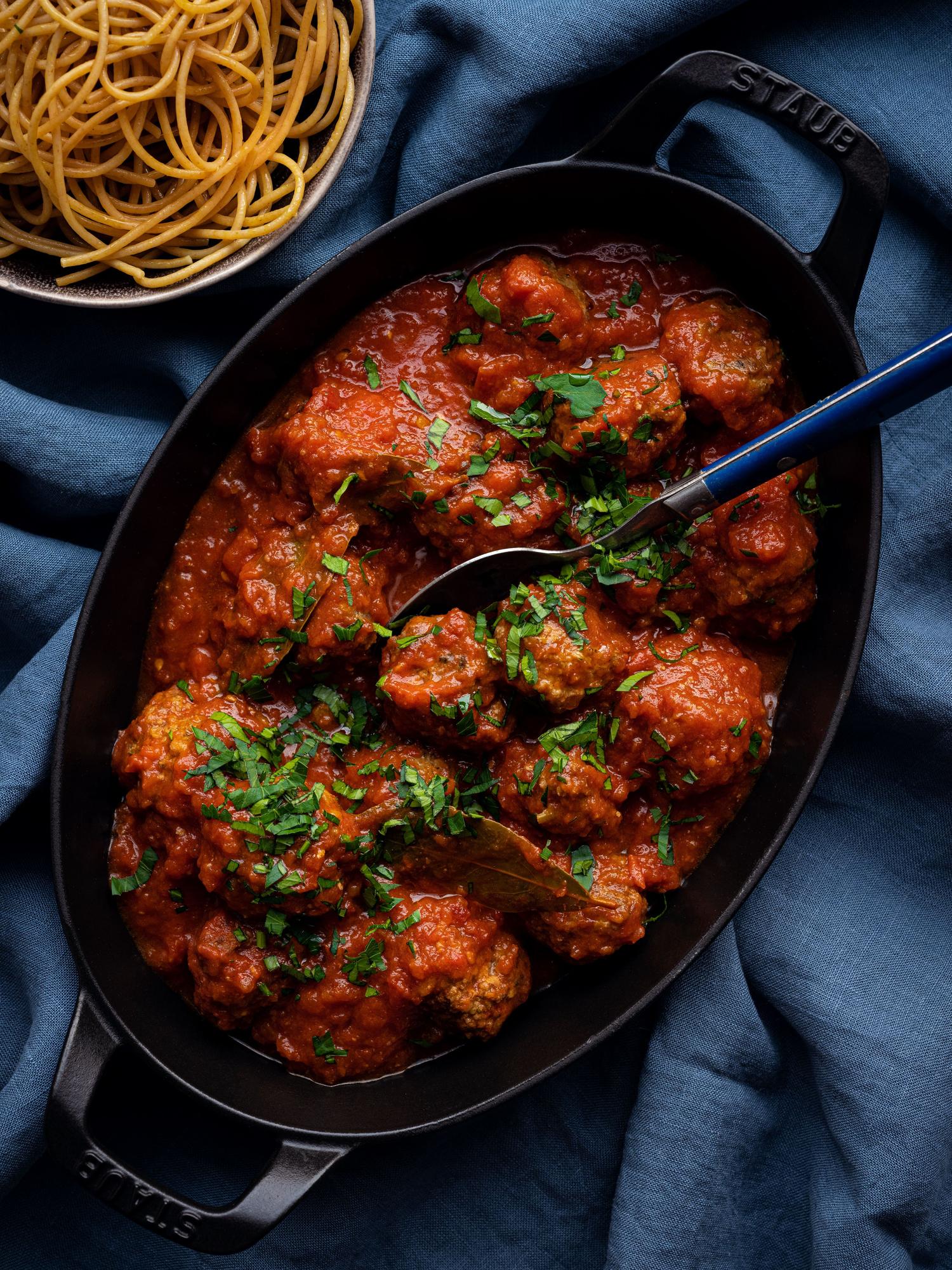 Gehaktballetjes met tomatensaus en kikkererwten