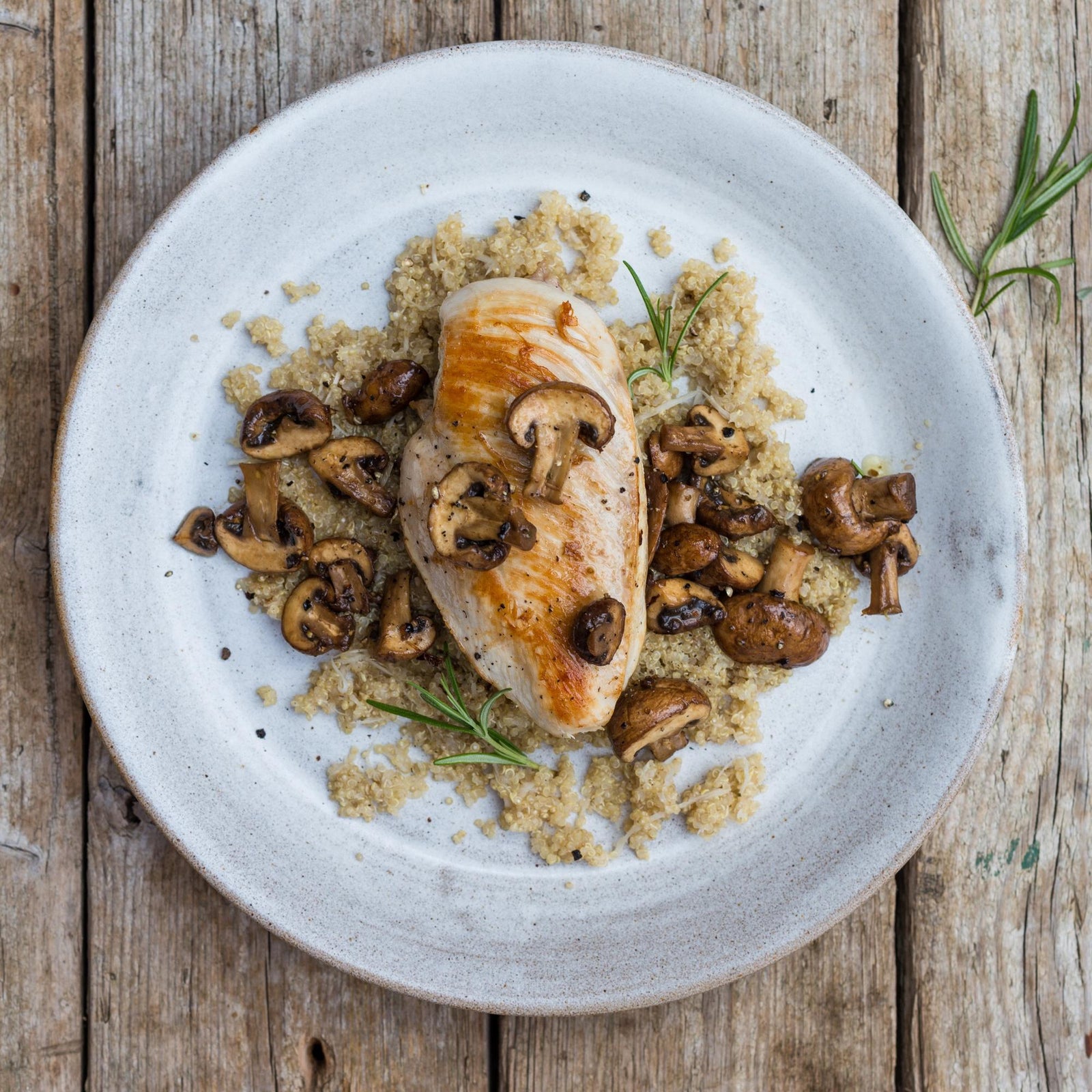 Kipfilet met mierikswortelquinoa en champignons
