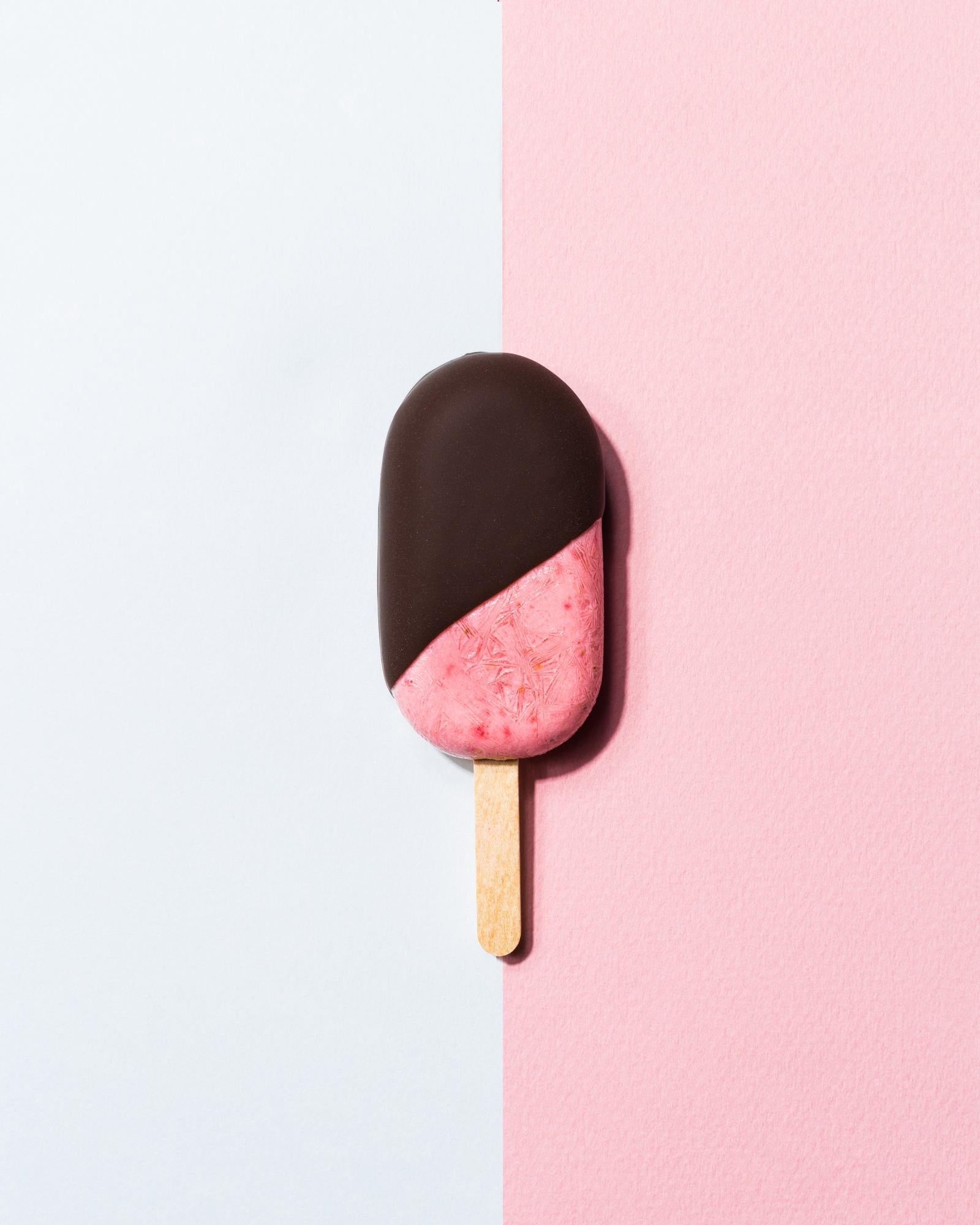 Aardbei-kwarkijslolly's in chocolade