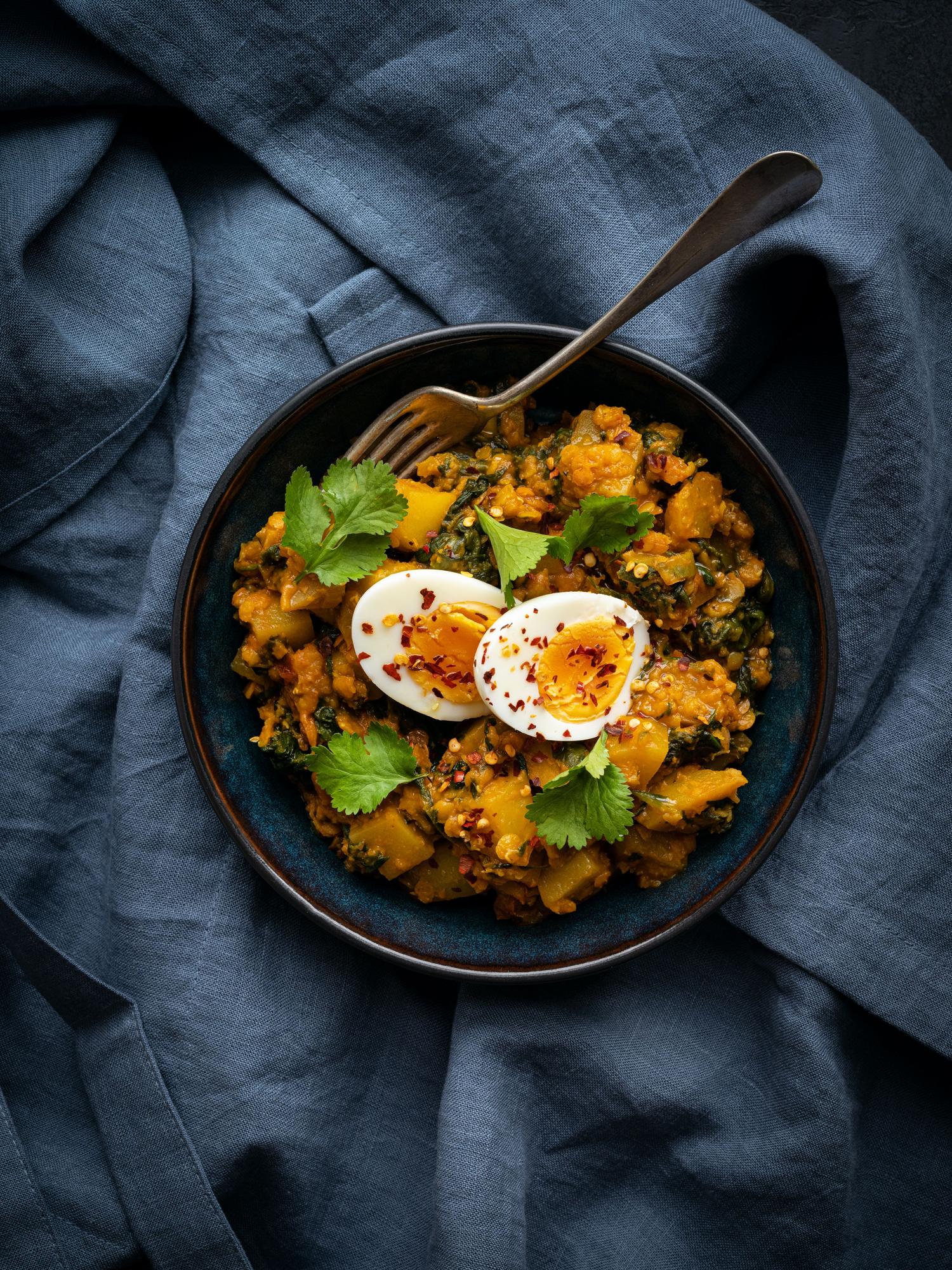 Curry met rode linzen en ei