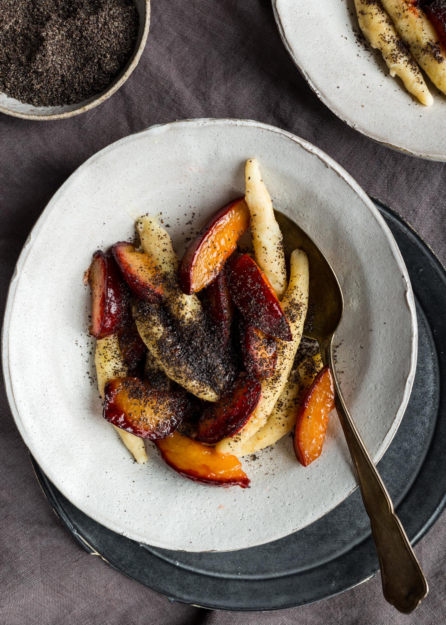 Aardappelnoedels met maanzaad