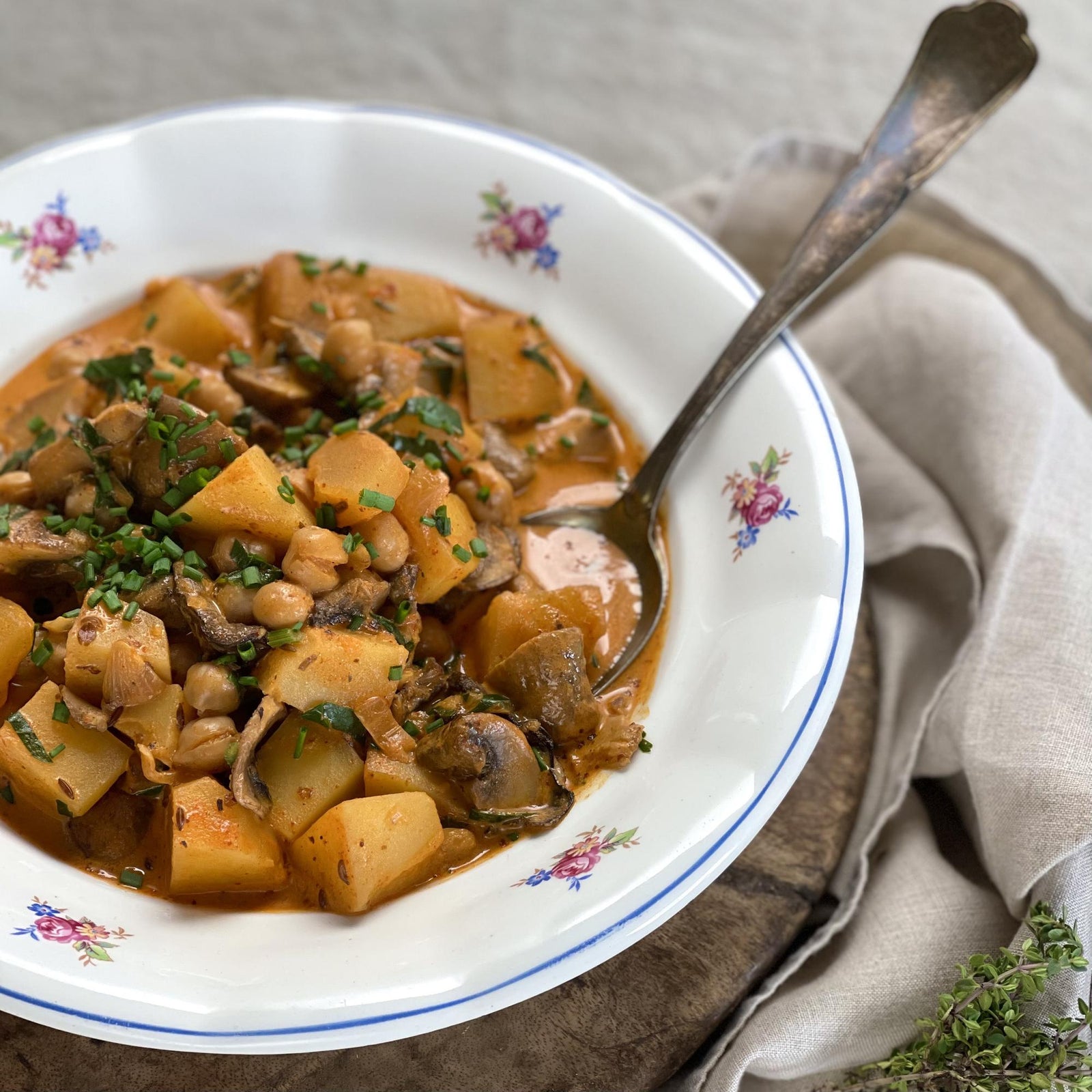 Aardappelgoulash met champignons en kikkererwt