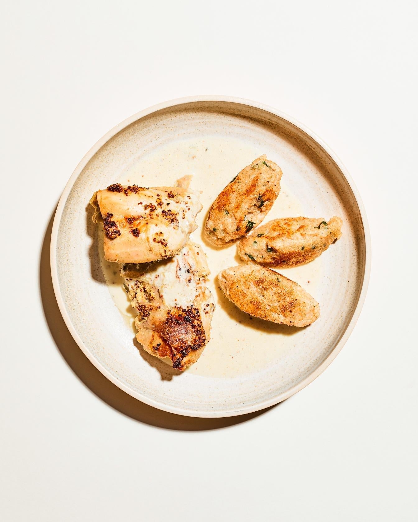 Konijnenpoten met mosterdsaus en griesmeel-nokkels