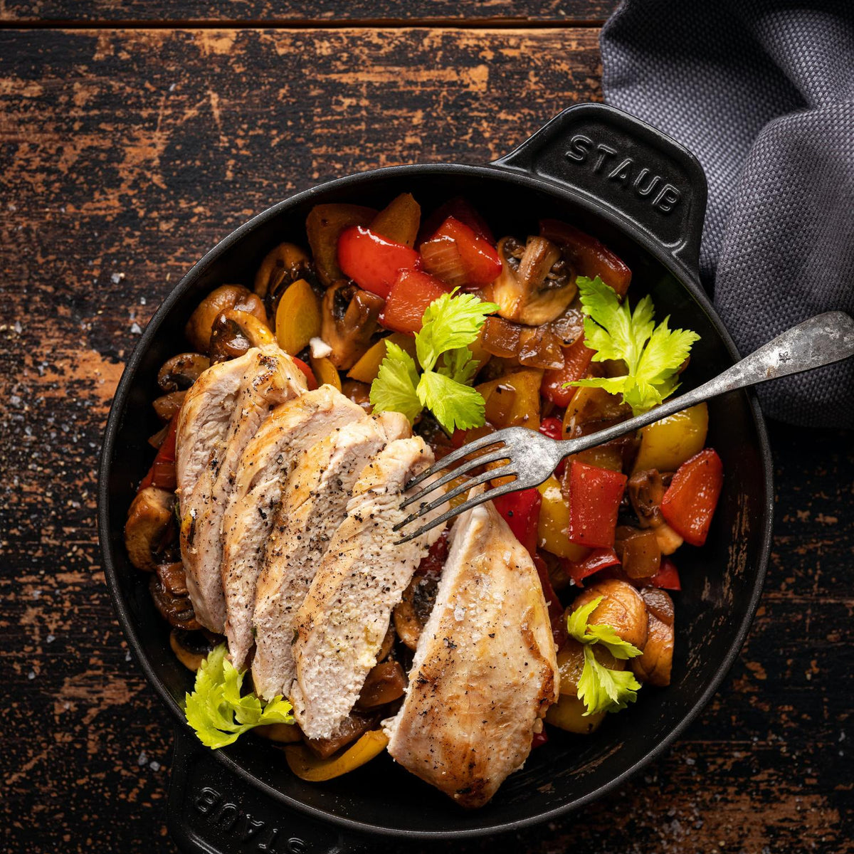 Kipfilet met champignons en paprika zoetzuur