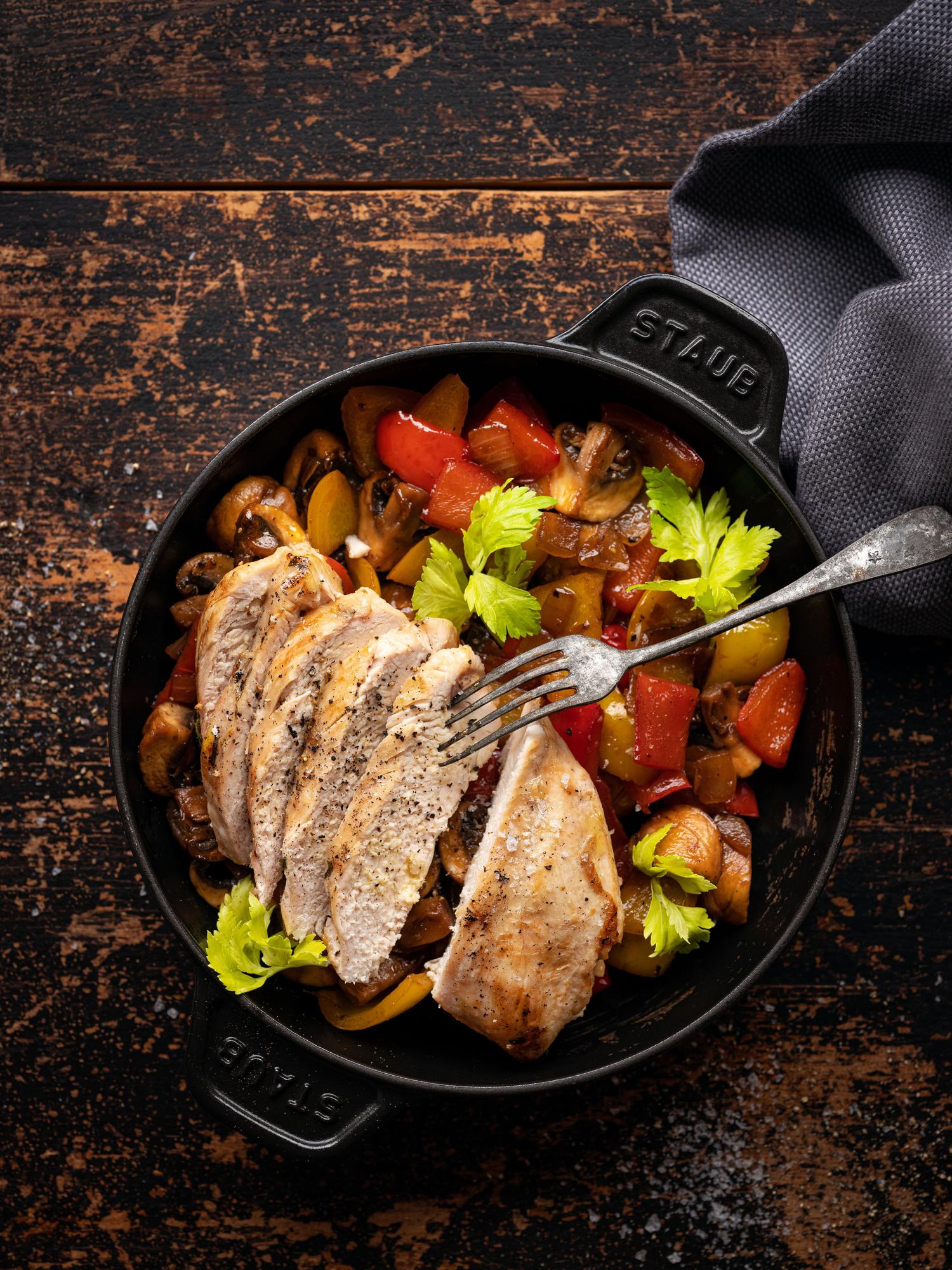Kipfilet met champignons en paprika zoetzuur