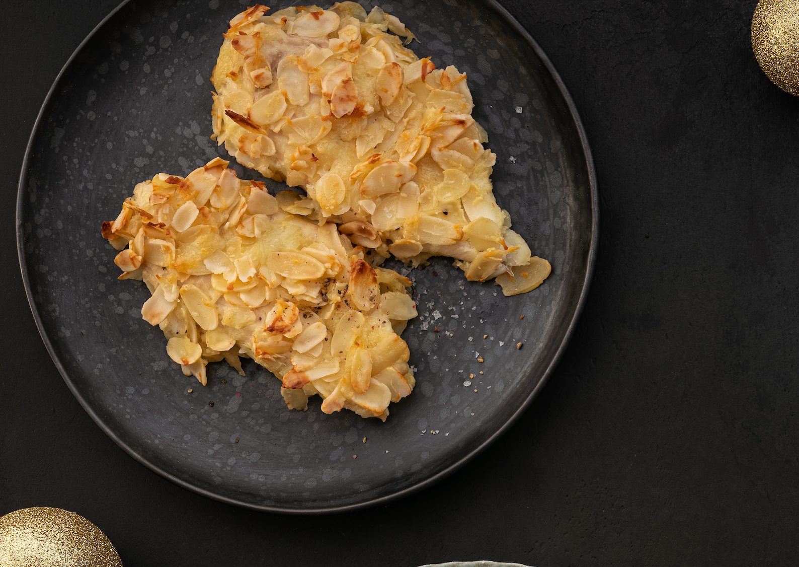 Kipfilet in amandelen en halloumi