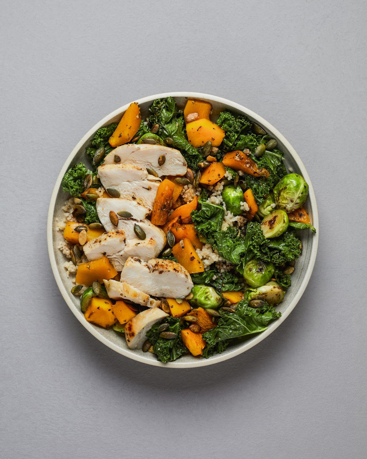 Kippensalade met pompoen en spruitjes