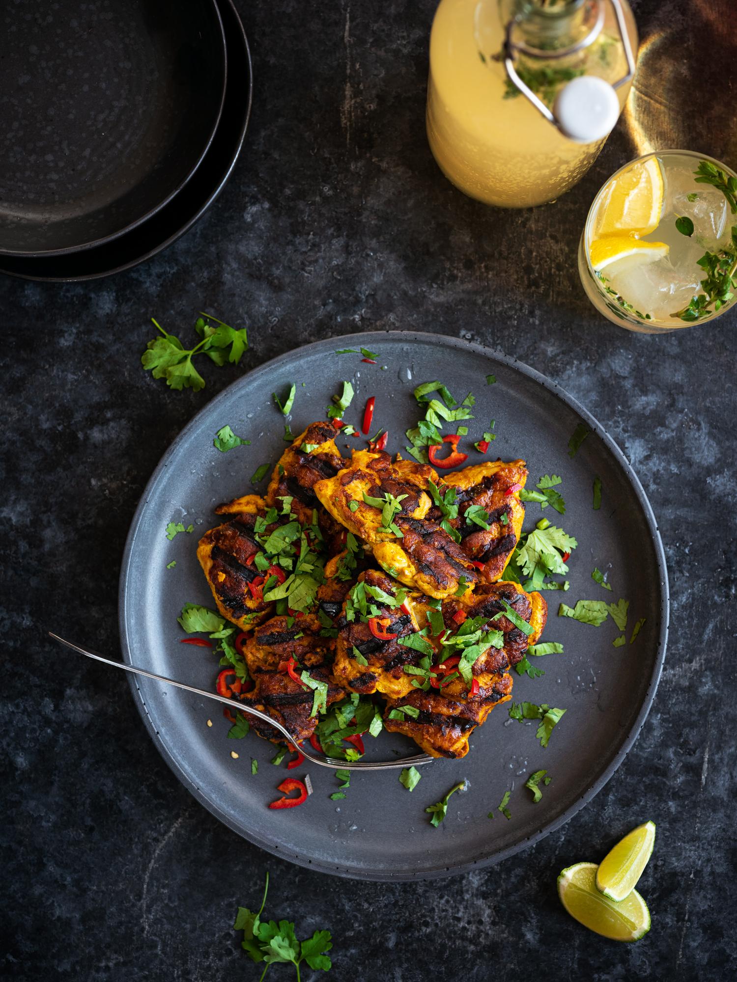 Kippenbouten in yoghurtmarinade met kurkuma en chili