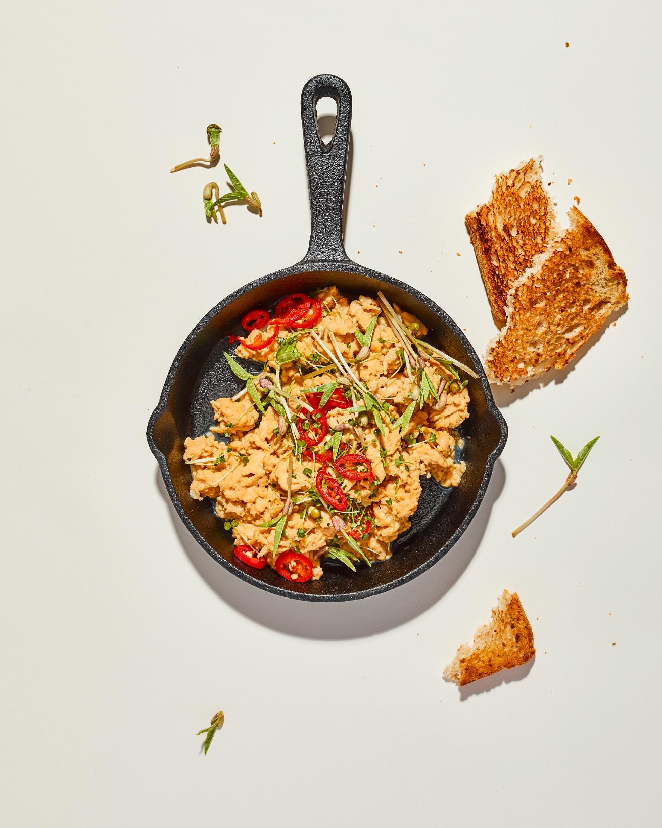 Roerei met miso en tauge