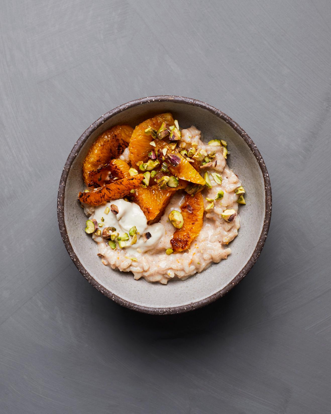 Rijstepap met gekarameliseerde sinaasappel, pistachenoten en tahini