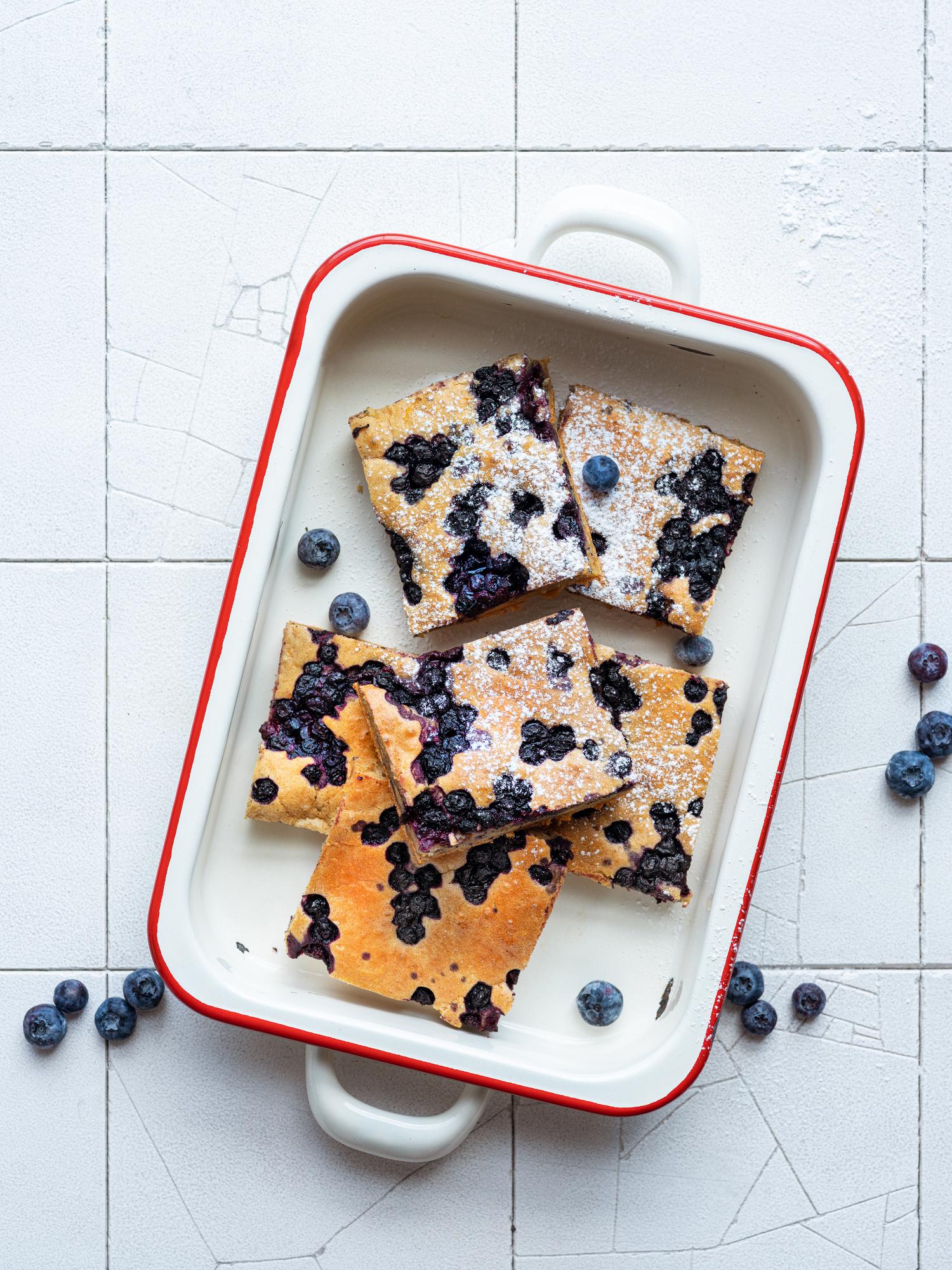 Wortelcake met bosbessen en gember
