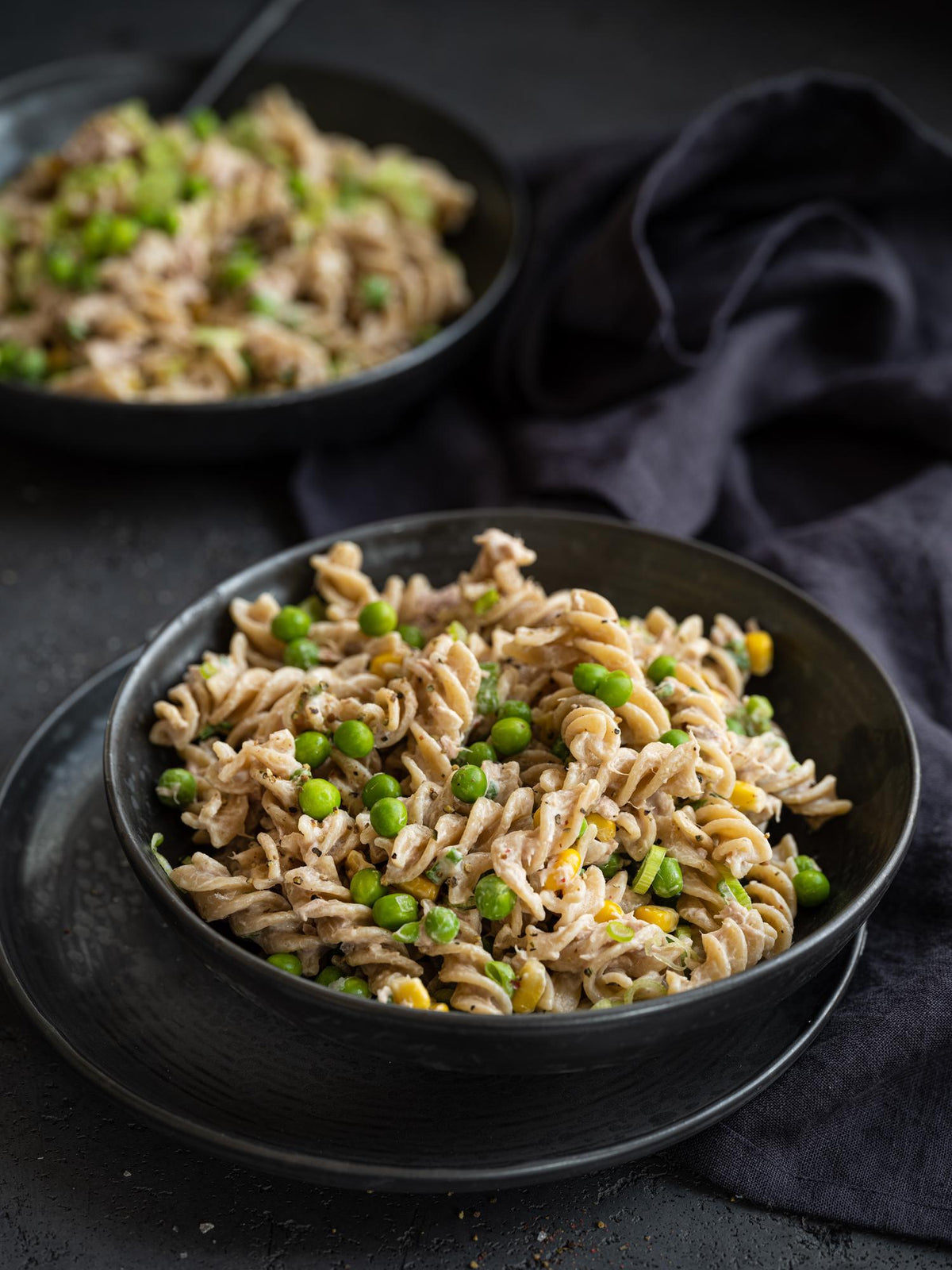 Pastasalade met tonijn, maïs en doperwten