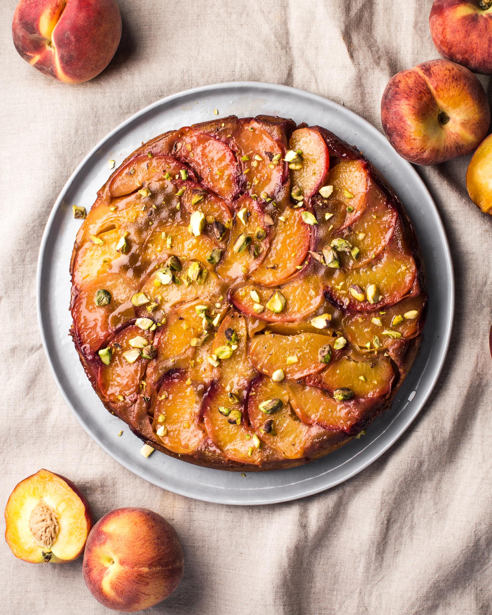Omgekeerde perzikentaart met pistachenoten