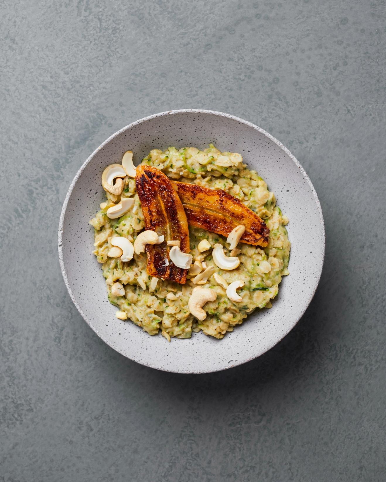 Havermoutpap met courgette en gekarameliseerde banaan