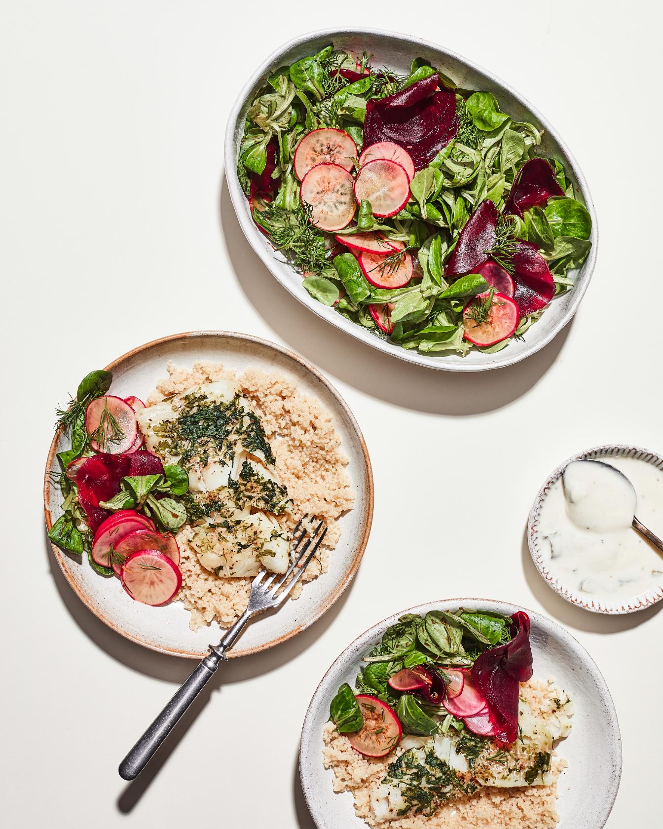 Gebakken kabeljauw met salade van veldsla, radijsjes en rode biet