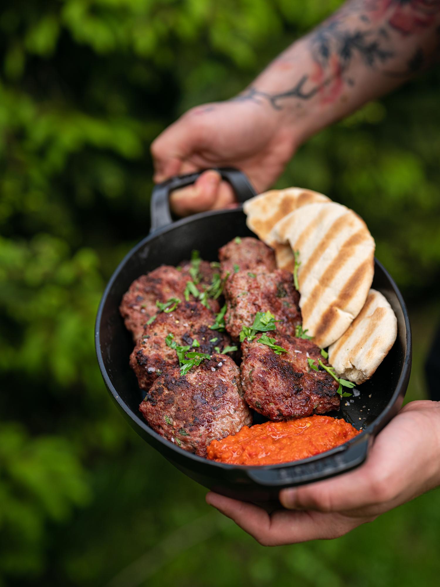 Pljeskavica met huisgemaakte ajvar