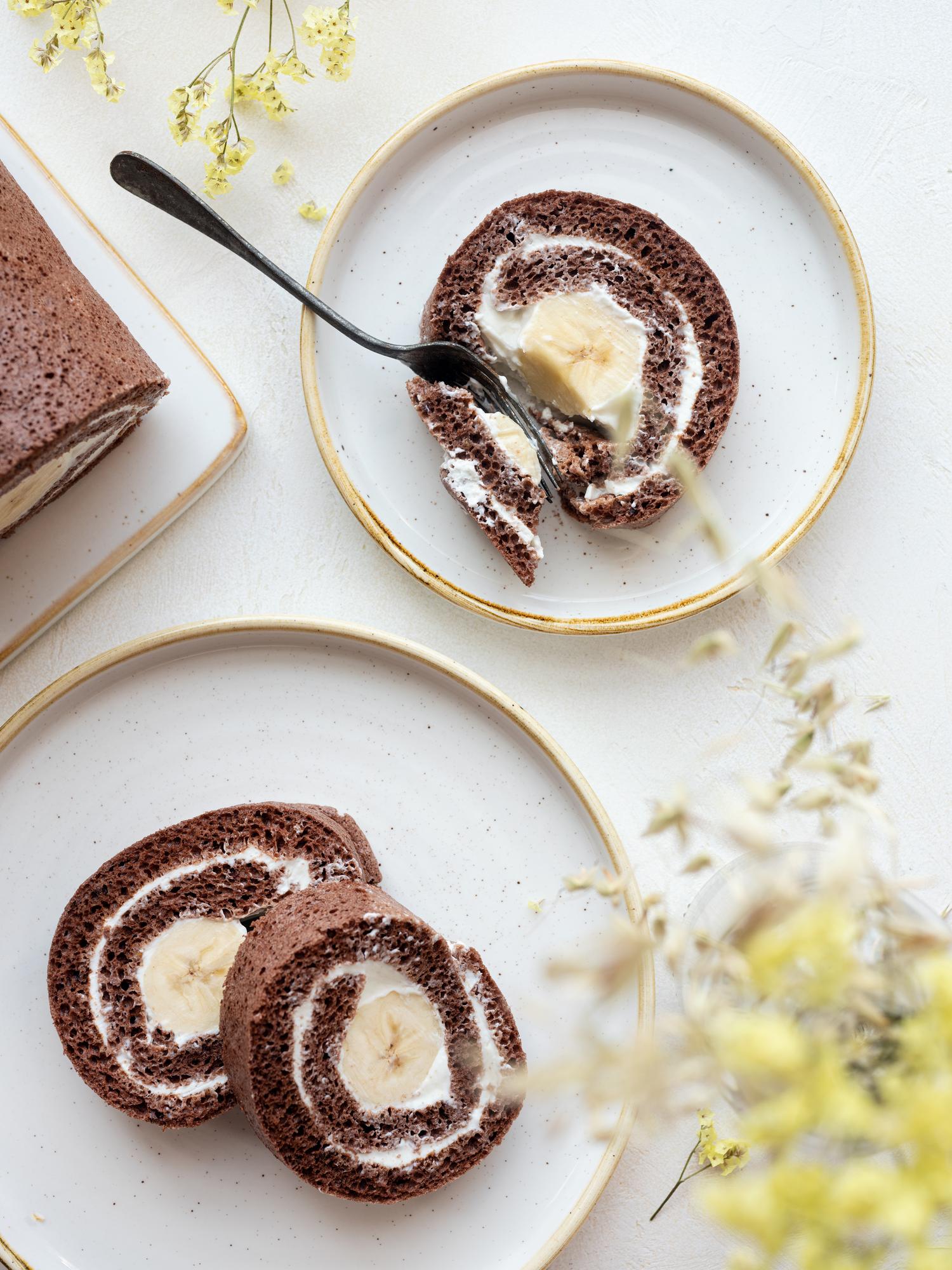 Rollade met chocolade en bananen