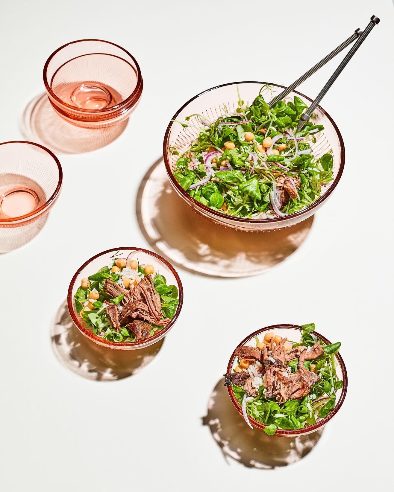 Salade met pulled lamsvlees, kikkererwten en rode ui