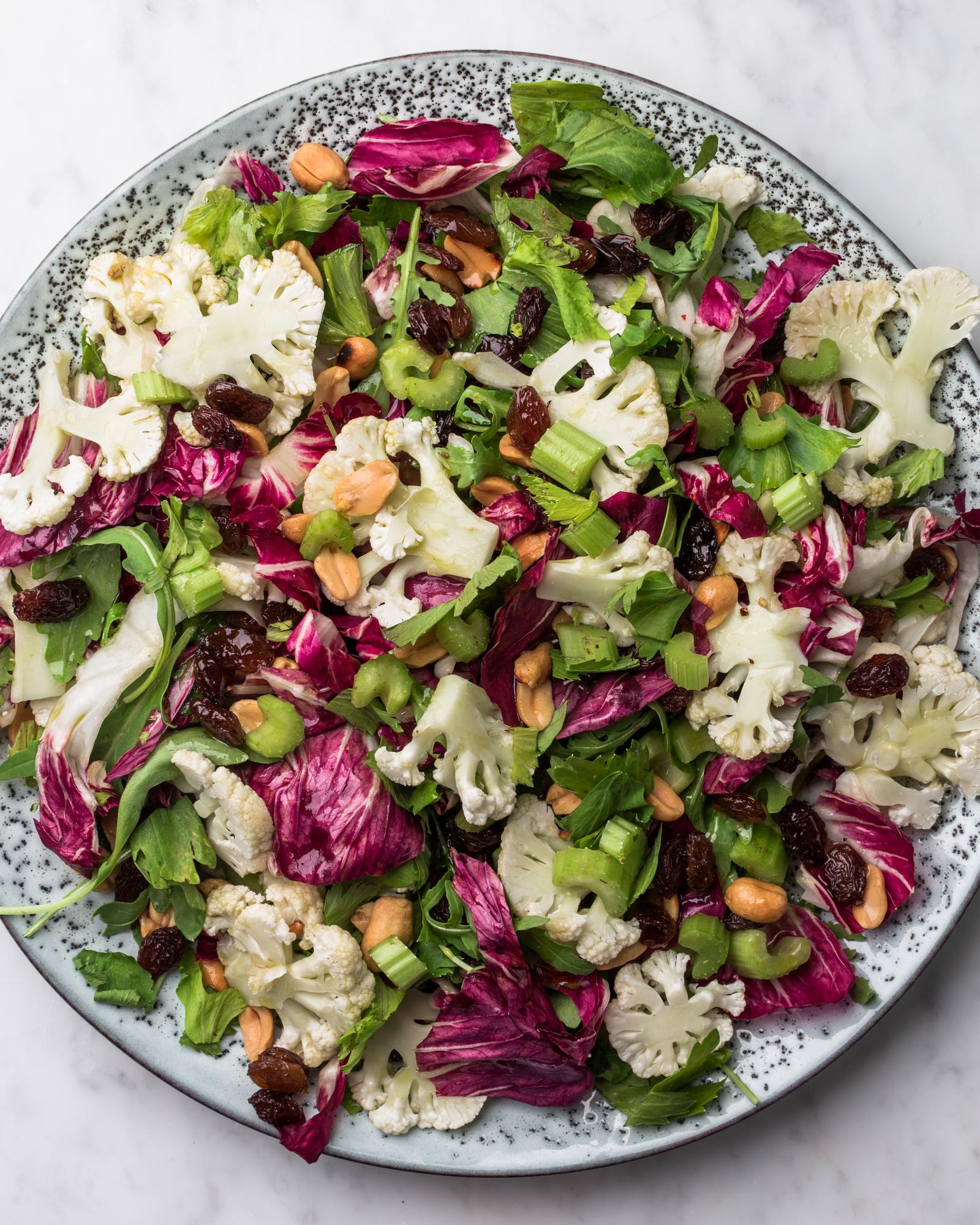 Salade met rauwe bloemkool en pinda's