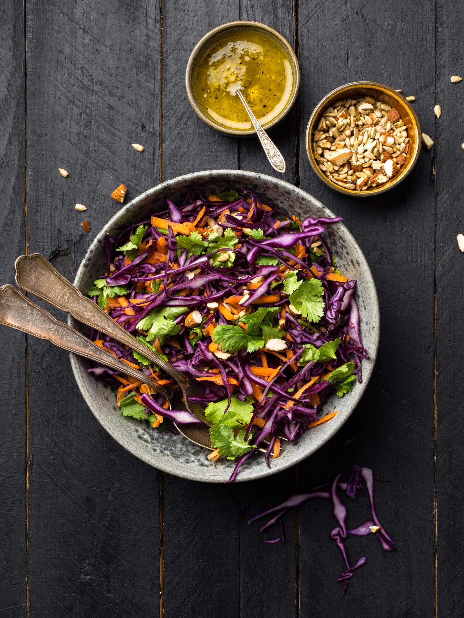 Salade van rode kool en wortel