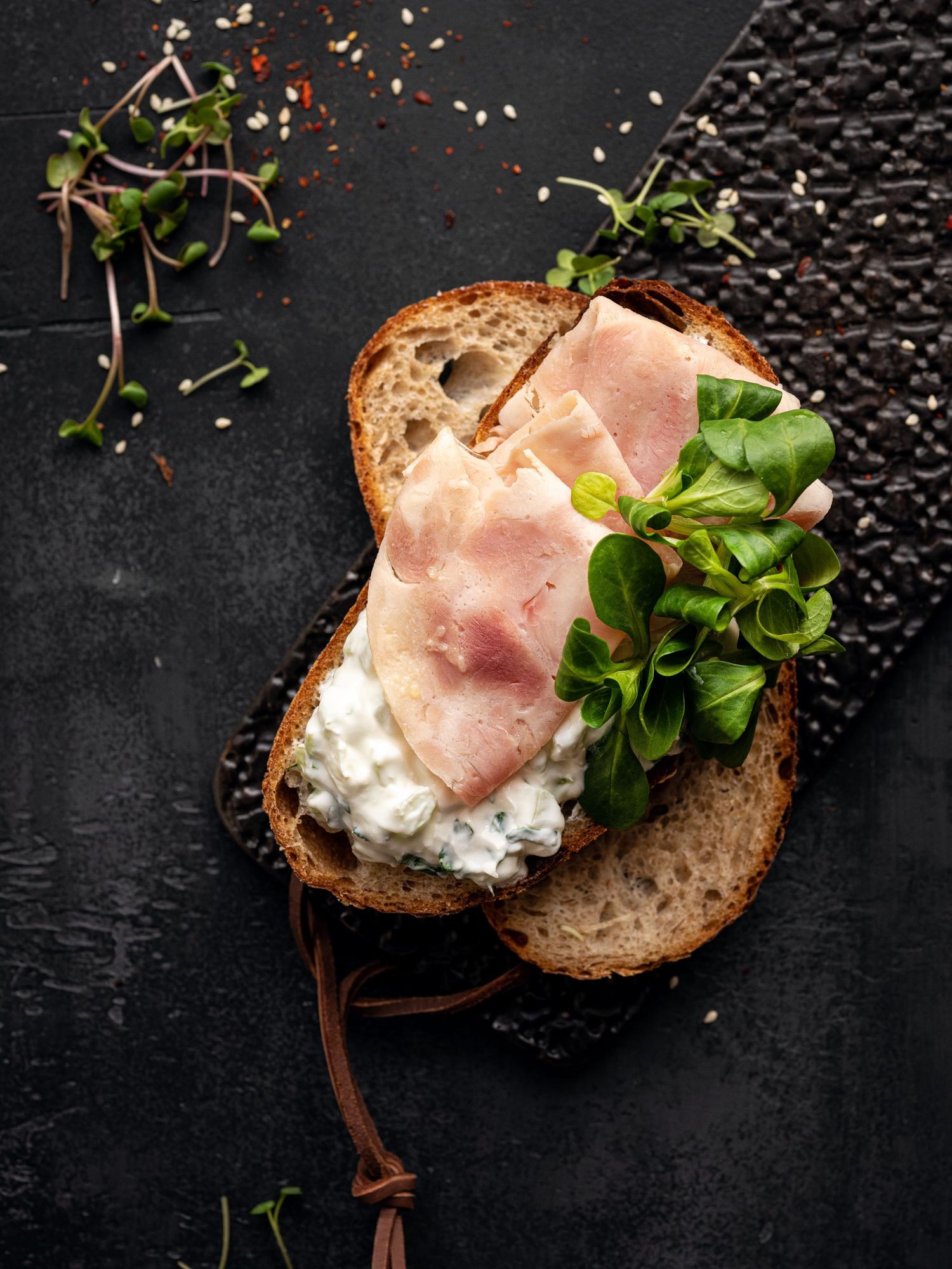 Sandwich met kipfiletham en mierikswortel-selderijsmeerseltje